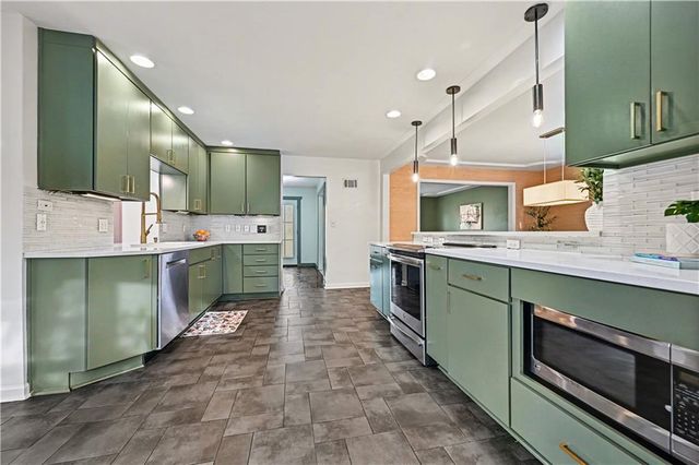 12716 Oakmont Drive, Kansas City, MO 64145