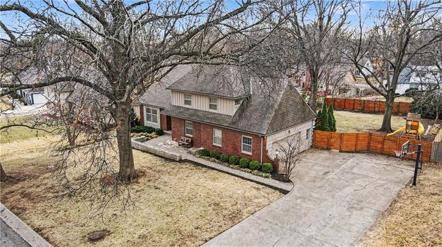 12716 Oakmont Drive, Kansas City, MO 64145