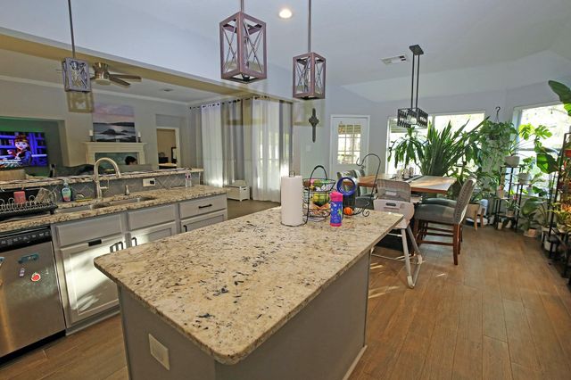 907 Riverside Drive, Alvin, TX 77511