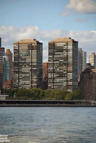 870 United Nations Plz Apt 20B, New York City, NY 10017