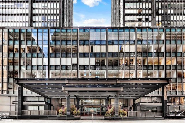 870 United Nations Plz Apt 20B, New York City, NY 10017