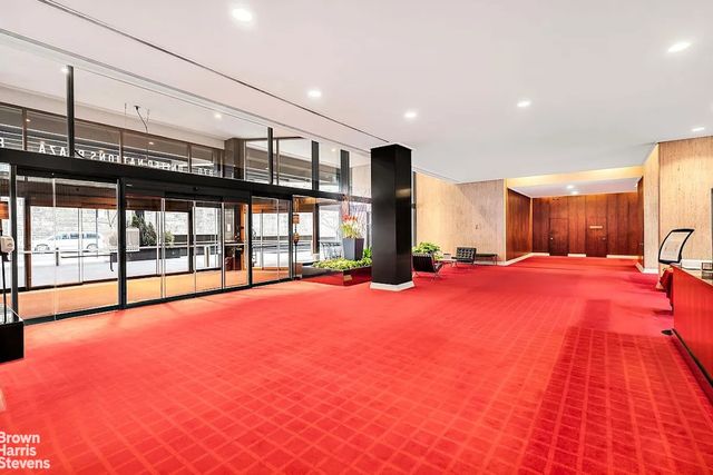 870 United Nations Plz Apt 20B, New York City, NY 10017