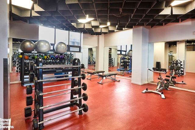 870 United Nations Plz Apt 20B, New York City, NY 10017