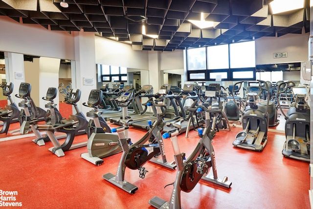 870 United Nations Plz Apt 20B, New York City, NY 10017