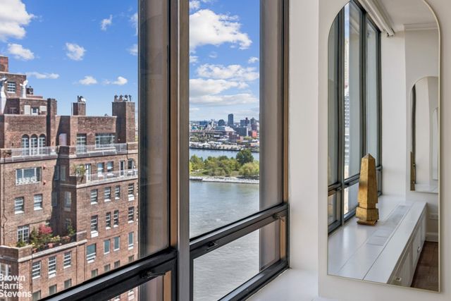870 United Nations Plz Apt 20B, New York City, NY 10017