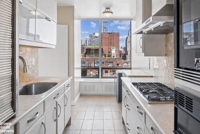 870 United Nations Plz Apt 20B, New York City, NY 10017