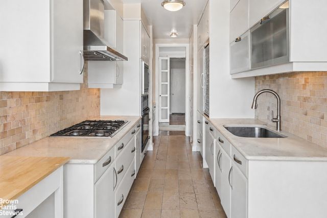 870 United Nations Plz Apt 20B, New York City, NY 10017