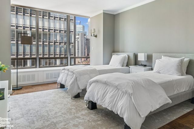 870 United Nations Plz Apt 20B, New York City, NY 10017