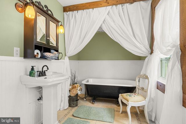 143 N WATER ST, Woodstock, VA 22664
