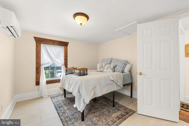 143 N WATER ST, Woodstock, VA 22664
