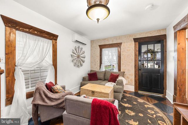143 N WATER ST, Woodstock, VA 22664