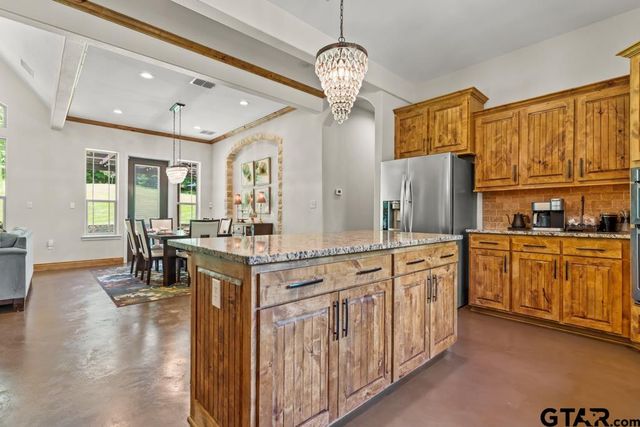 1647 E Mountain Street S, Longview, TX 75604