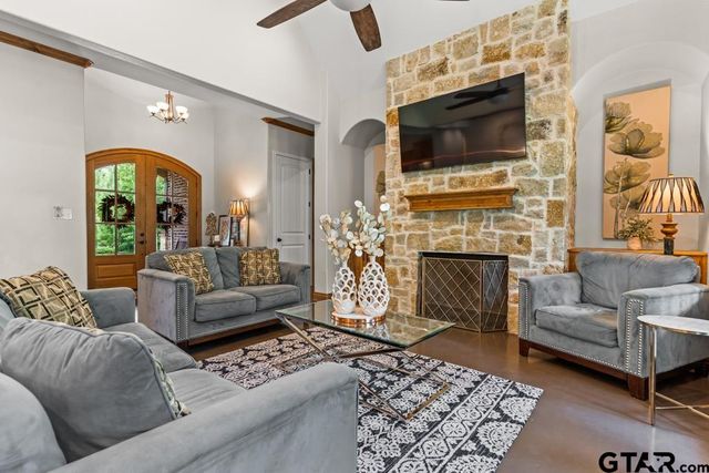 1647 E Mountain Street S, Longview, TX 75604