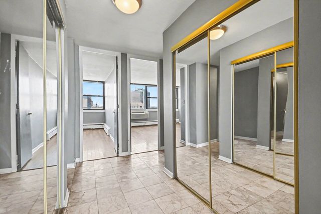 5740 N sheridan Road 8D, Chicago, IL 60660