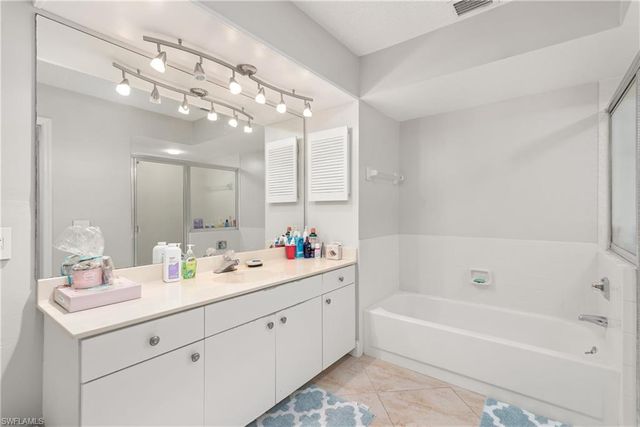 511 Club Side DR 1-511, Naples, FL 34110