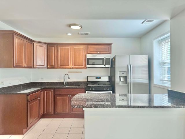 6115 N Claremont Avenue GS, Chicago, IL 60659