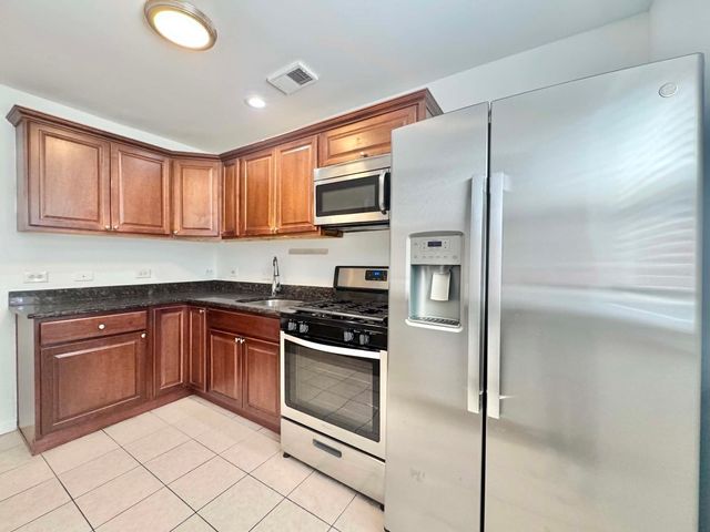 6115 N Claremont Avenue GS, Chicago, IL 60659
