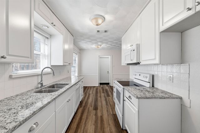 2927 Eric Lane, Farmers Branch, TX 75234