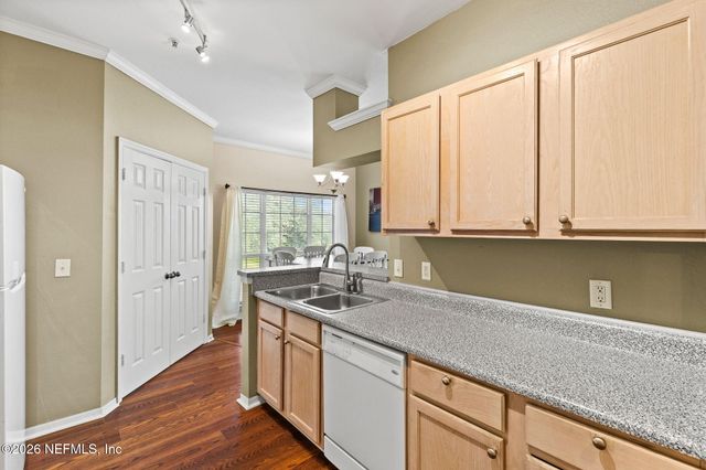 7800 POINT MEADOWS Drive 621, Jacksonville, FL 32256