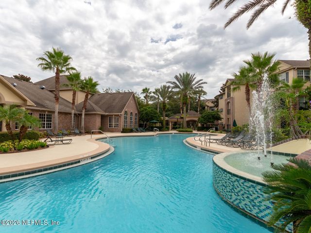 7800 POINT MEADOWS Drive 621, Jacksonville, FL 32256