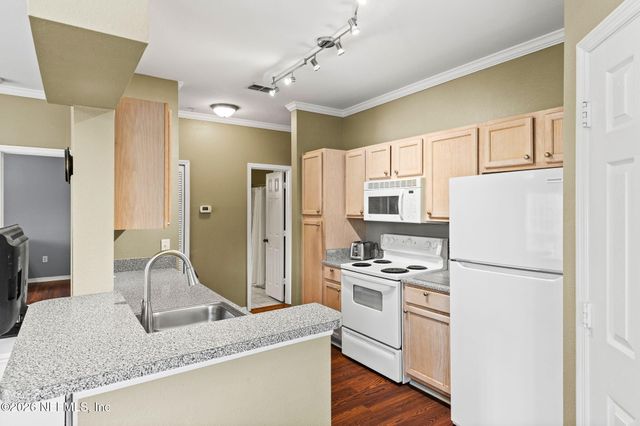 7800 POINT MEADOWS Drive 621, Jacksonville, FL 32256