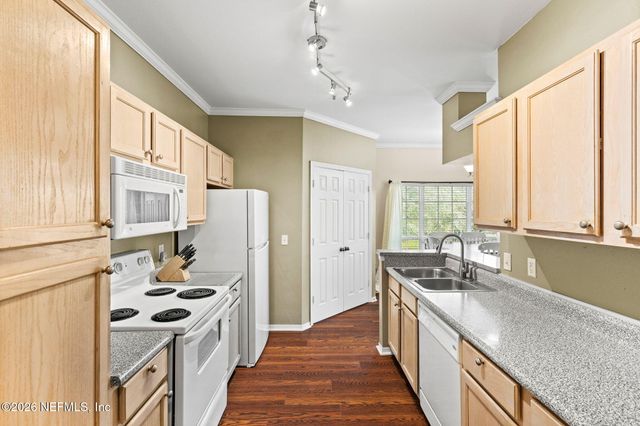 7800 POINT MEADOWS Drive 621, Jacksonville, FL 32256