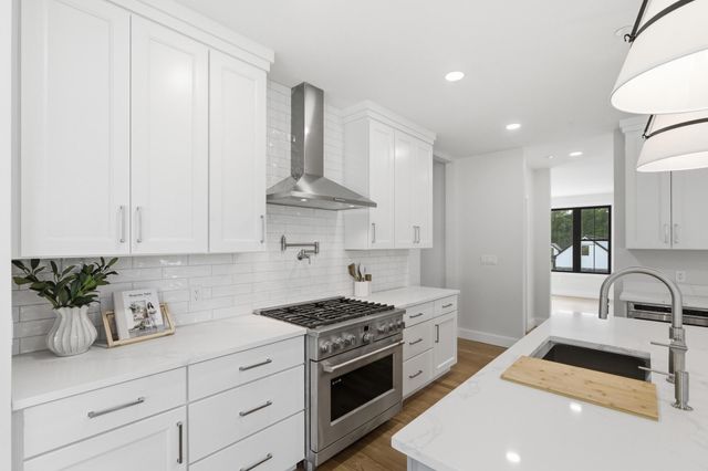 17 Newbury Road, Pelham, NH 03076