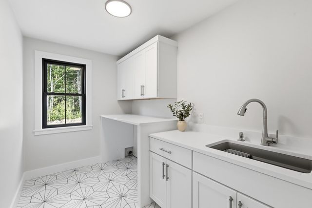 17 Newbury Road, Pelham, NH 03076