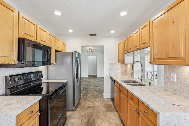 8855 NW 10th Pl, Plantation, FL 33322