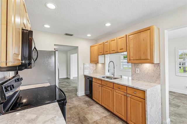 8855 NW 10th Pl, Plantation, FL 33322