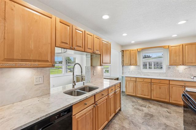 8855 NW 10th Pl, Plantation, FL 33322