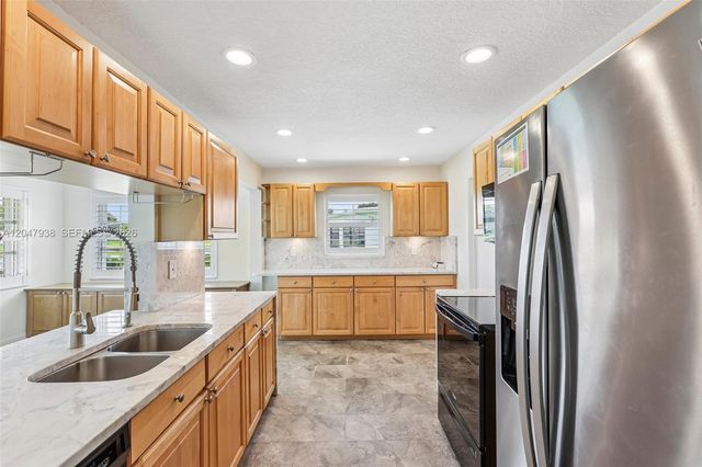 8855 NW 10th Pl, Plantation, FL 33322