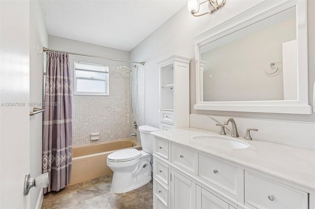 8855 NW 10th Pl, Plantation, FL 33322