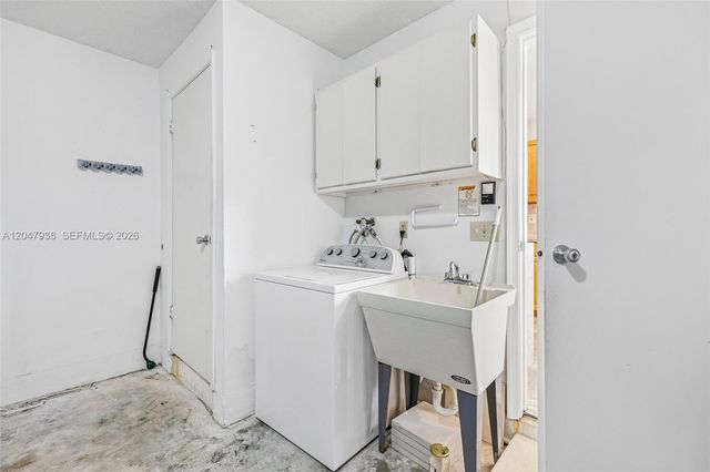 8855 NW 10th Pl, Plantation, FL 33322