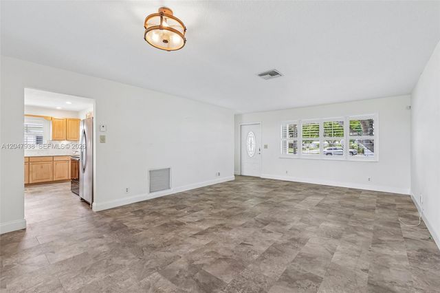 8855 NW 10th Pl, Plantation, FL 33322