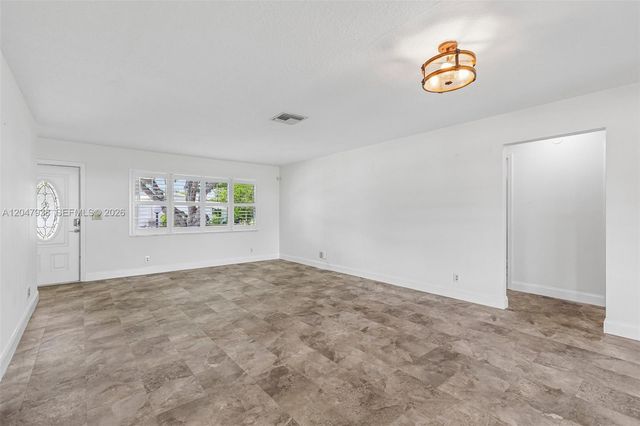 8855 NW 10th Pl, Plantation, FL 33322