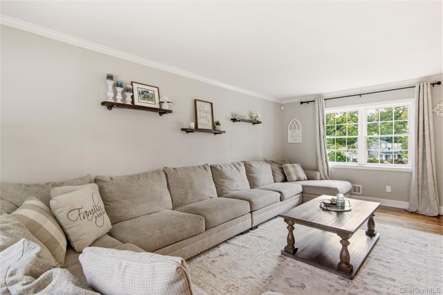 1 Wenmore Court, Commack, NY 11725