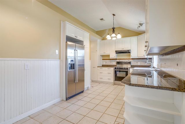 802 Greenridge Drive, Arlington, TX 76017