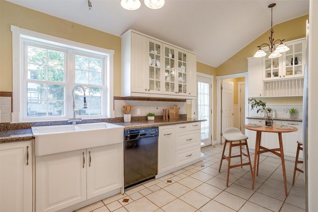 802 Greenridge Drive, Arlington, TX 76017