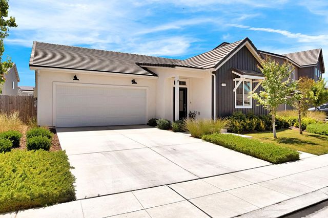 371 Huntington Avenue S, Madera, CA 93636