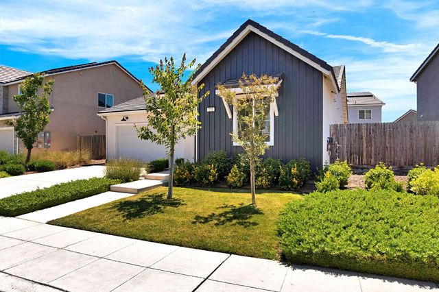 371 Huntington Avenue S, Madera, CA 93636