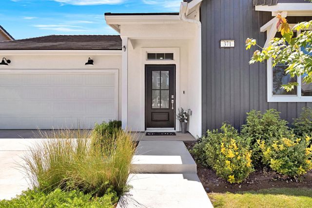 371 Huntington Avenue S, Madera, CA 93636