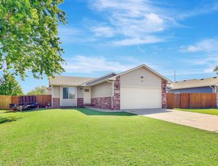 616 S Twin Pines Ave, Haysville, KS 67060