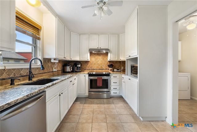 778 County Road 123, Edna, TX 77957