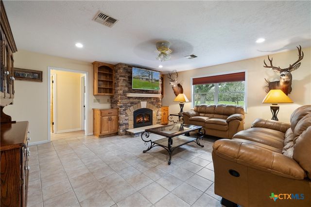 778 County Road 123, Edna, TX 77957