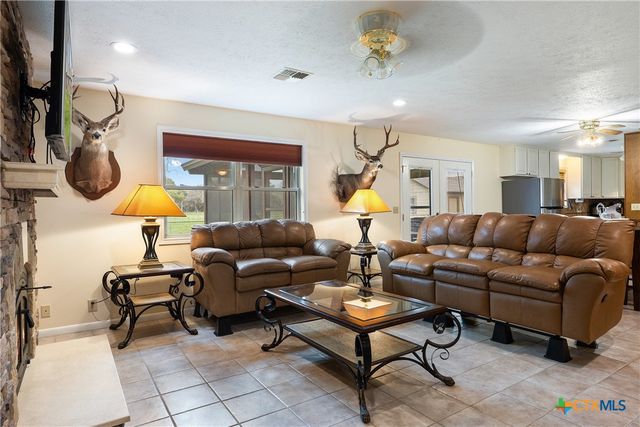 778 County Road 123, Edna, TX 77957