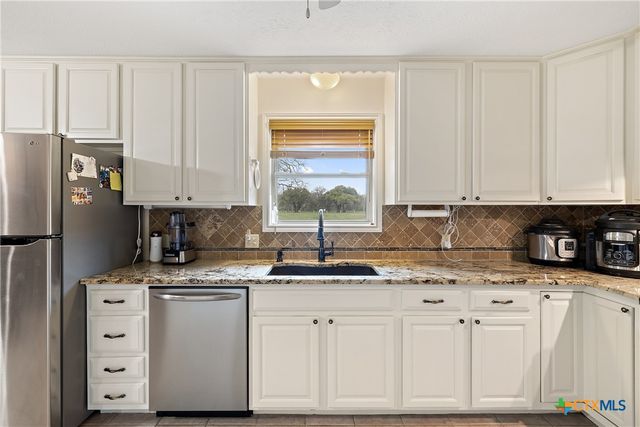 778 County Road 123, Edna, TX 77957