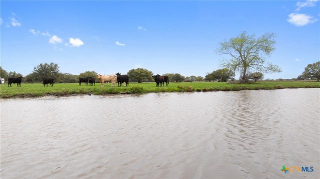 778 County Road 123, Edna, TX 77957