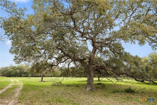 778 County Road 123, Edna, TX 77957