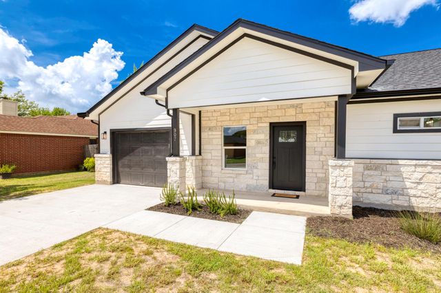 907 Fannin ST, Lockhart, TX 78644